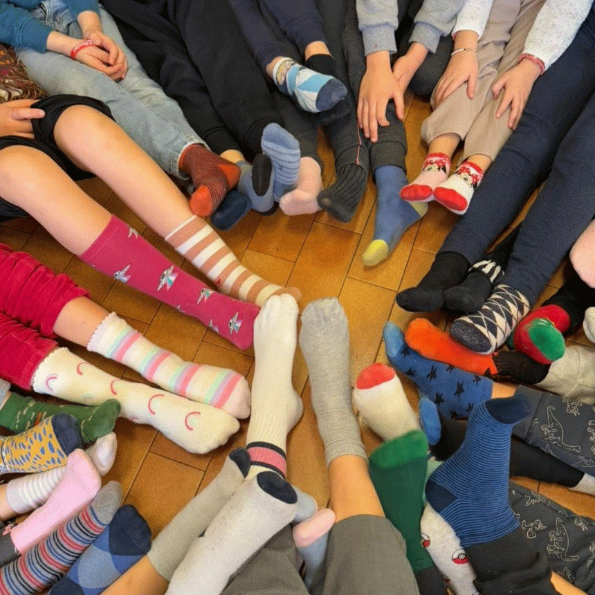 Calzini di mille colori! Cerca il tuo calzino e scopri la frase misteriosa!